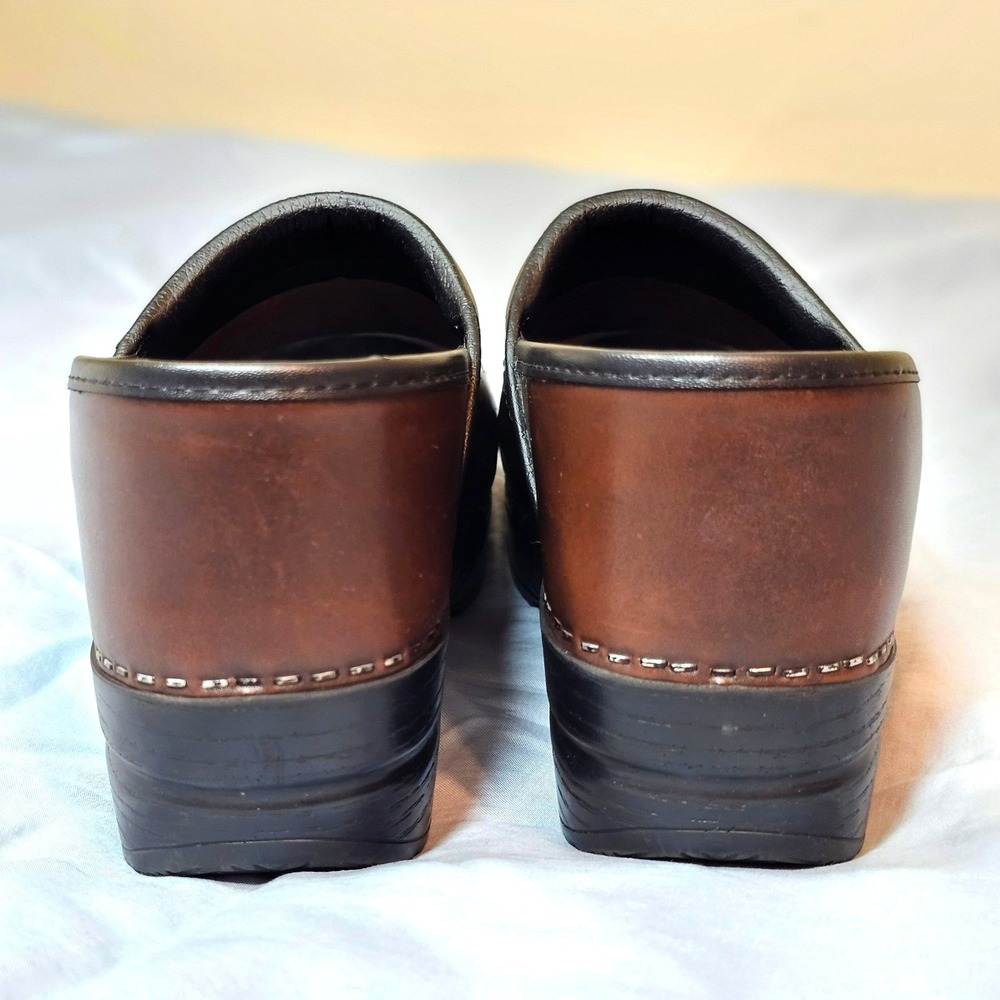 Dansko Professional Brown Leather Clogs Size 39 Comfort Slip On Shoes - Picture 4 of 8